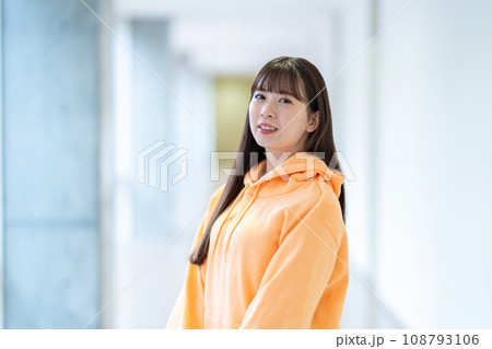 廊下に立つ女子大学生。撮影協力:有明教育芸術短期大学 廊下に立つ女子大学生。撮影協力:有明教育芸術短期大学 108793106