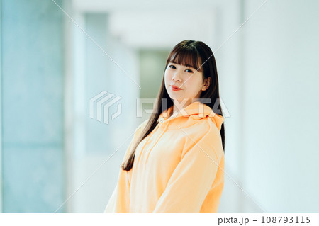 廊下に立つ女子大学生。撮影協力:有明教育芸術短期大学 廊下に立つ女子大学生。撮影協力:有明教育芸術短期大学 108793115