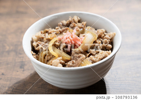 紅生姜を乗せた牛丼 108793136