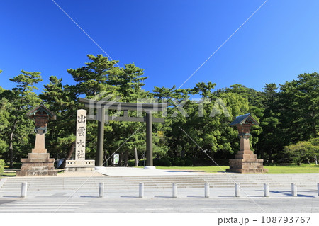青空に映える出雲大社の鳥居 青空に映える出雲大社の鳥居 108793767