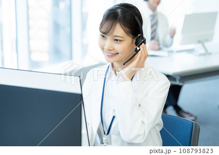 白衣のオペレーター 108793823