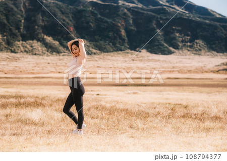 女性　大自然　ストレッチ　ピラティス　ヨガ 108794377