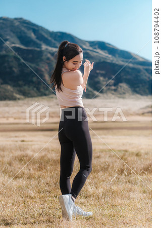 女性　大自然　ストレッチ　ピラティス　ヨガ 108794402