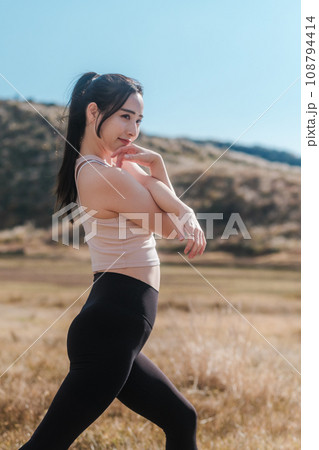女性　大自然　ストレッチ　ピラティス　ヨガ 108794414