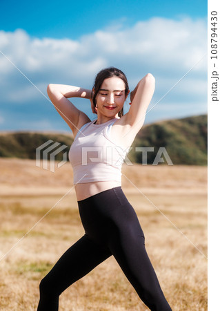女性　大自然　ストレッチ　ピラティス　ヨガ 108794430