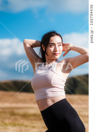 女性　大自然　ストレッチ　ピラティス　ヨガ 108794436