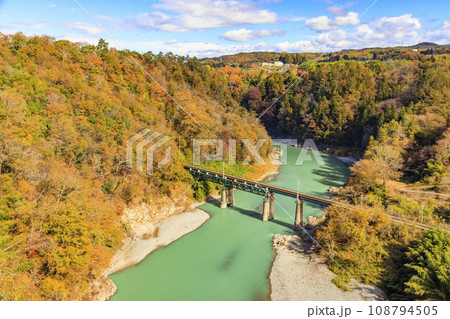 秋の紅葉見頃な名勝天竜峡 108794505