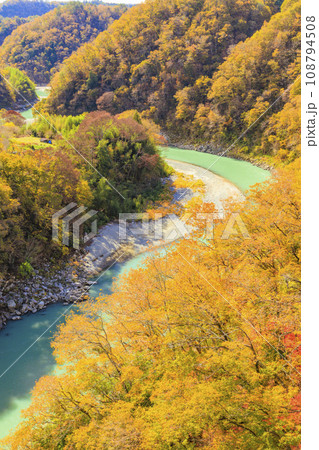 秋の紅葉見頃な名勝天竜峡 108794508