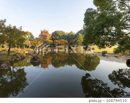 秋の奈良公園三社託宣池と春日野園地 秋の奈良公園三社託宣池と春日野園地 108794510