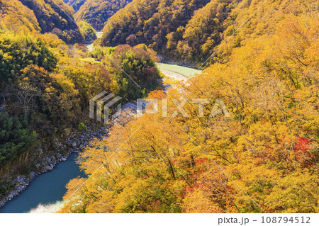 秋の紅葉見頃な名勝天竜峡 108794512