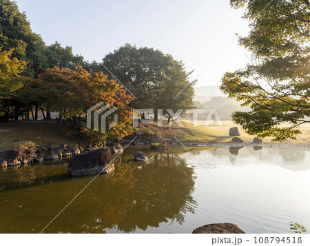 秋の奈良公園三社託宣池と春日野園地 秋の奈良公園三社託宣池と春日野園地 108794518