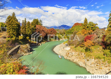 秋の紅葉見頃な名勝天竜峡 108794520