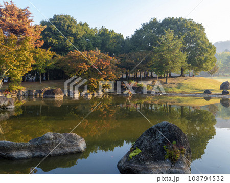 秋の奈良公園三社託宣池と春日野園地 秋の奈良公園三社託宣池と春日野園地 108794532