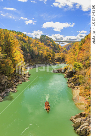 秋の紅葉見頃な名勝天竜峡 108794560