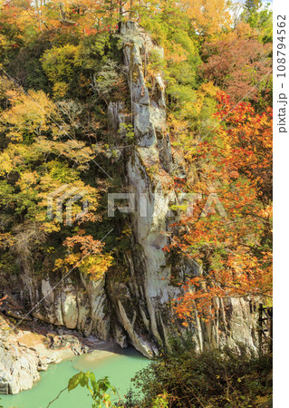 秋の紅葉見頃な名勝天竜峡 108794562