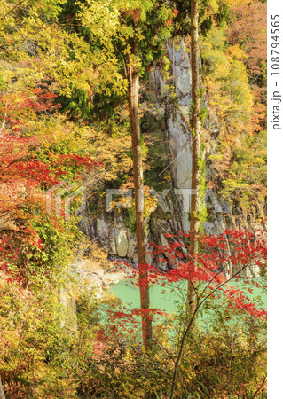 秋の紅葉見頃な名勝天竜峡 秋の紅葉見頃な名勝天竜峡 108794565
