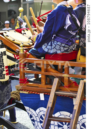 高崎市 高崎まつり 山車に乗って太鼓をたたく人たち 高崎市 高崎まつり 山車に乗って太鼓をたたく人たち 108794687