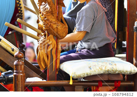 高崎市　高崎まつり　山車に乗って太鼓をたたく人たち 108794812