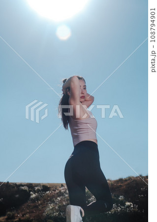 女性　スポーティー　自然　フィットネス 108794901