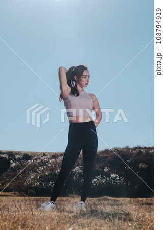 女性　スポーティー　自然　フィットネス 108794919