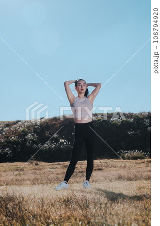 女性　スポーティー　自然　フィットネス 108794920