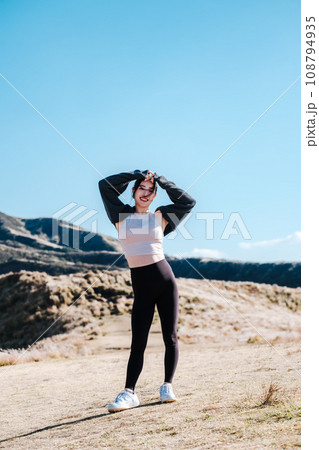 女性　スポーティー　自然　フィットネス 108794935