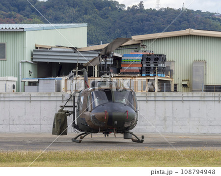 陸上自衛隊八尾駐屯地に駐機する汎用ヘリUH-1J 108794948