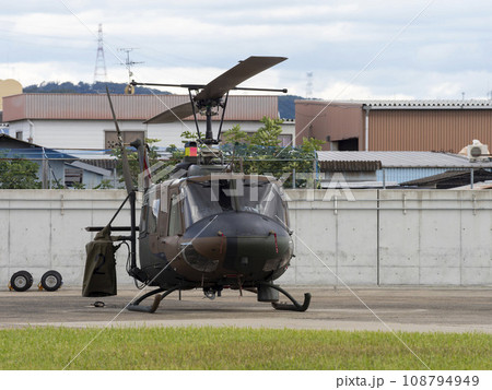陸上自衛隊八尾駐屯地に駐機する汎用ヘリUH-1J 108794949