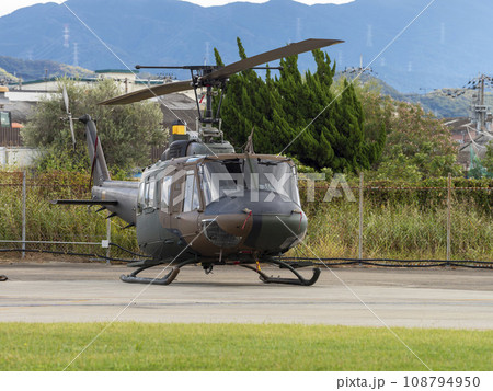 陸上自衛隊八尾駐屯地に駐機する汎用ヘリUH-1J 108794950