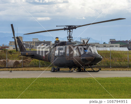 陸上自衛隊八尾駐屯地に駐機する汎用ヘリUH-1J 108794951