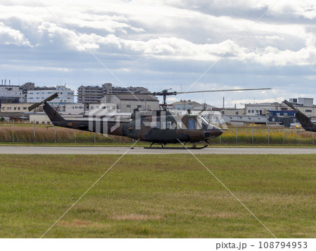 陸上自衛隊八尾駐屯地に駐機する汎用ヘリUH-1J 陸上自衛隊八尾駐屯地に駐機する汎用ヘリUH-1J 108794953