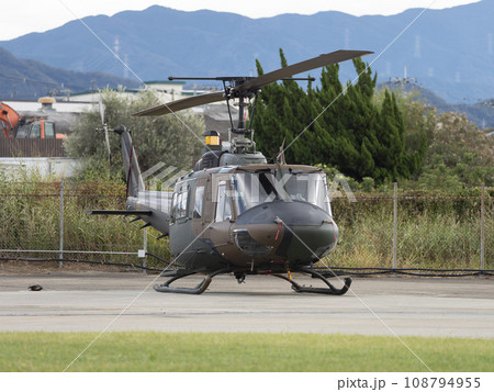 陸上自衛隊八尾駐屯地に駐機する汎用ヘリUH-1J 108794955