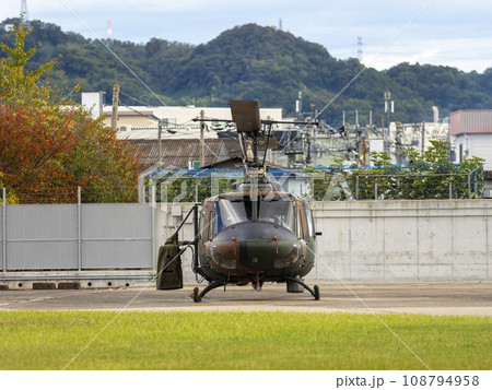 陸上自衛隊八尾駐屯地に駐機する汎用ヘリUH-1J 陸上自衛隊八尾駐屯地に駐機する汎用ヘリUH-1J 108794958