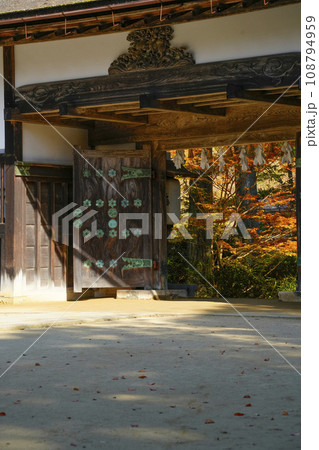 秋の高野山「金剛峯寺」会下門 秋の高野山「金剛峯寺」会下門 108794959