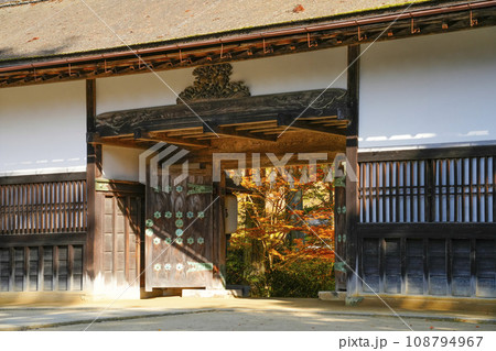 秋の高野山「金剛峯寺」会下門 秋の高野山「金剛峯寺」会下門 108794967