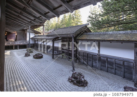 高野山真言宗総本山　金剛峯寺・枯山水小庭 108794975