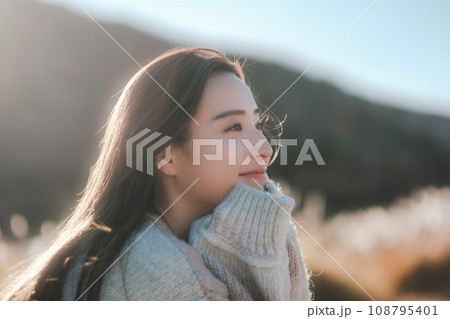 大自然の中ソロキャンプをする女性 108795401