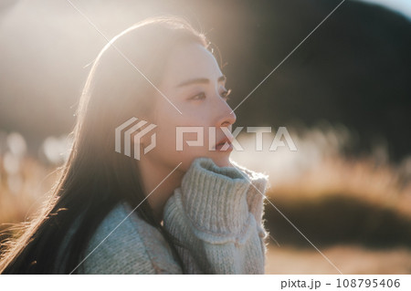 大自然の中ソロキャンプをする女性 大自然の中ソロキャンプをする女性 108795406