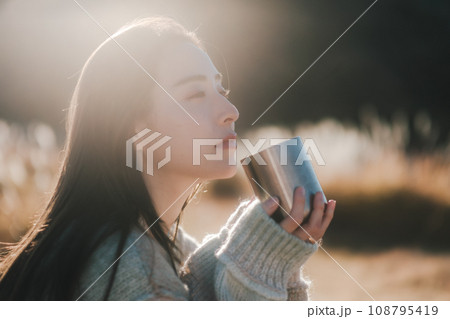大自然の中ソロキャンプをする女性 大自然の中ソロキャンプをする女性 108795419