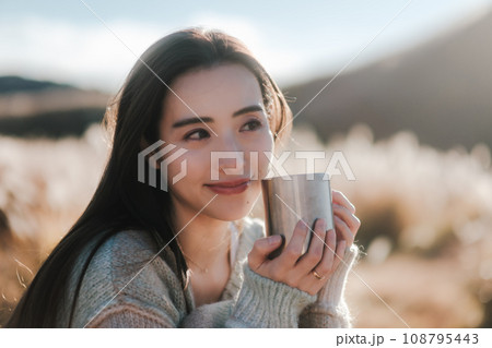 大自然の中ソロキャンプをする女性 108795443