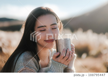 大自然の中ソロキャンプをする女性 108795447