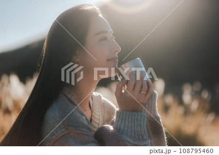 大自然の中ソロキャンプをする女性 108795460