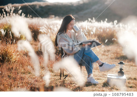 大自然の中ソロキャンプをする女性 大自然の中ソロキャンプをする女性 108795483