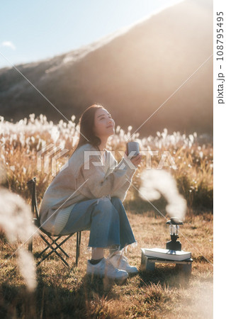 大自然の中ソロキャンプをする女性 108795495