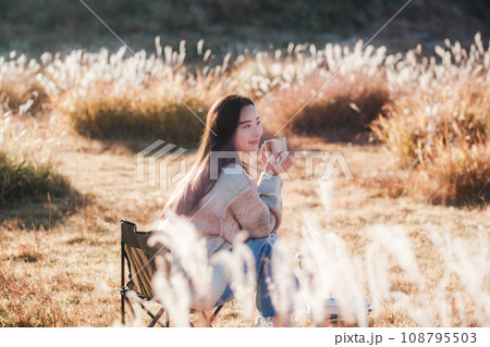 大自然の中ソロキャンプをする女性 108795503