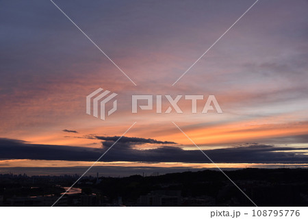 夜明け前の不思議な雲 108795776