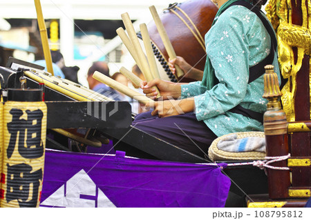 高崎市 高崎まつり 山車に乗って太鼓をたたく人たち 高崎市 高崎まつり 山車に乗って太鼓をたたく人たち 108795812