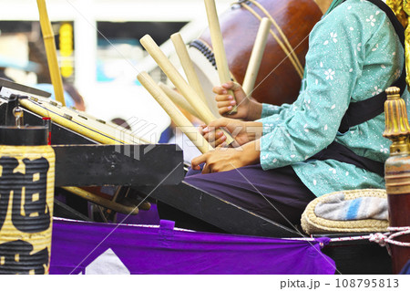 高崎市　高崎まつり　山車に乗って太鼓をたたく人たち 108795813