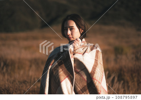 女性　放浪　旅人　一人旅 108795897