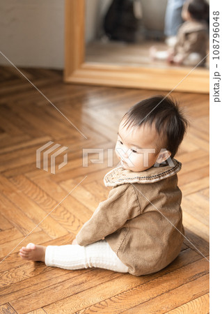 床に座る赤ちゃん 床に座る赤ちゃん 108796048